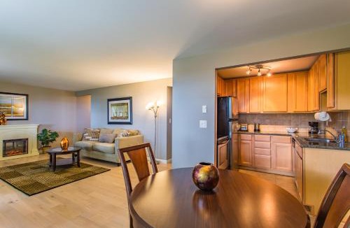 North End Apartment | Bay View, Best Area, No Stairs, WD, 2 Baths, 2 Bedrooms, Balcony, View, 925sf