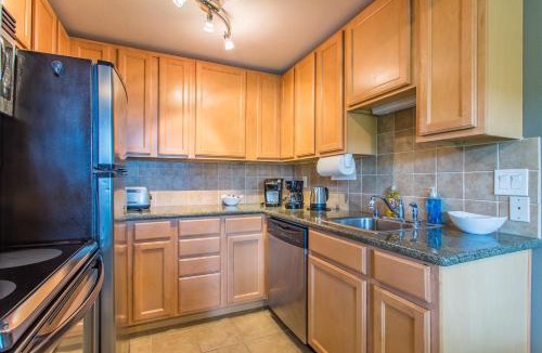 North End Apartment | Bay View, Best Area, No Stairs, WD, 2 Baths, 2 Bedrooms, Balcony, View, 925sf