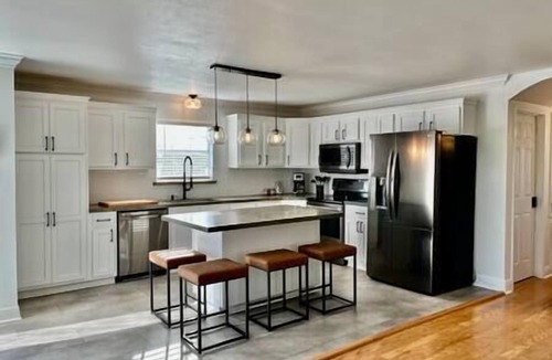 Shoreline Park House | Bay Watch - 5Br 3.5 Ba Waterfront Home with pool pet friendly