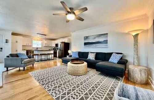 Shoreline Park House | Bay Watch - 5Br 3.5 Ba Waterfront Home with pool pet friendly