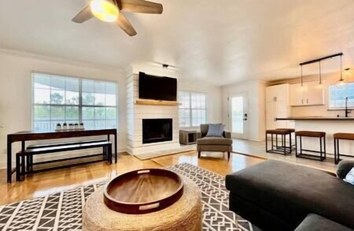 Shoreline Park House | Bay Watch - 5Br 3.5 Ba Waterfront Home with pool pet friendly