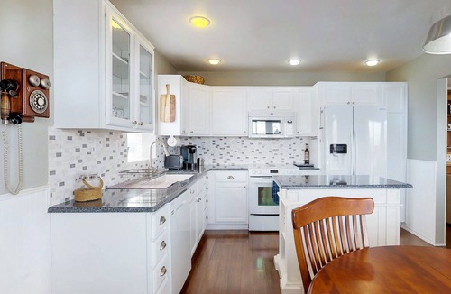 Westport House | Bayfront guest house - amazing view of Westport Marina, near Float 3 & museum