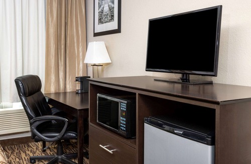 Beloit Hotel | Baymont by Wyndham Beloit