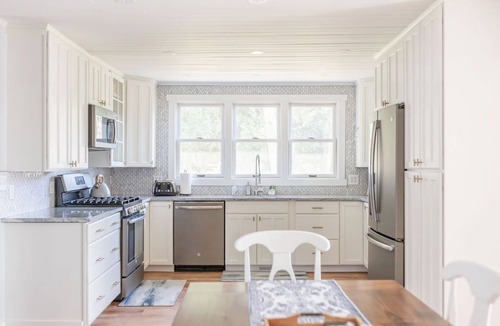 Hessel Cottage | Bayside Bungalow: Waterfront Fun | Swim, Kayak & Enjoy Summer Lake Life