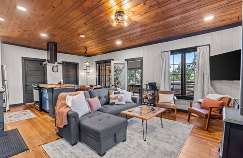 Bremerton House | BayView Cottage - Romantic Getaway w/Beach Access