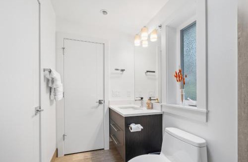 Northeast Bellevue House | Bayview Modern Luxury by the Lake