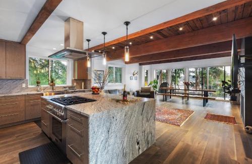 Northeast Bellevue House | Bayview Modern Luxury by the Lake