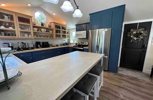 Grants Pass House | Be Our Guest-Cheerful Cozy Retreat.
