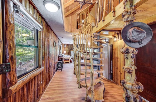 Burley House | Beach Access Historic Cabin on Henderson Bay!