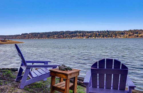 Burley House | Beach Access Historic Cabin on Henderson Bay!