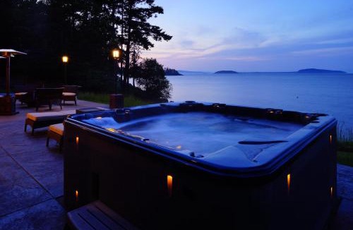 Friday Harbor House | Beach Kayaks Hot Tub Private Cottage