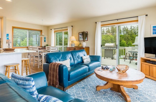 Coupeville House | Beach Look Out Retreat - Lake in Backyard, Hot Tub