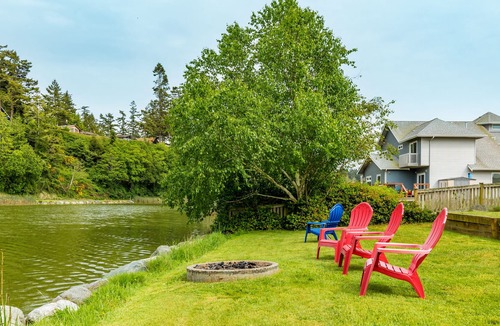 Coupeville House | Beach Look Out Retreat - Lake in Backyard, Hot Tub