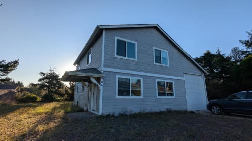 Ocean Shores House | Beach Retreat, Walk to Ocean