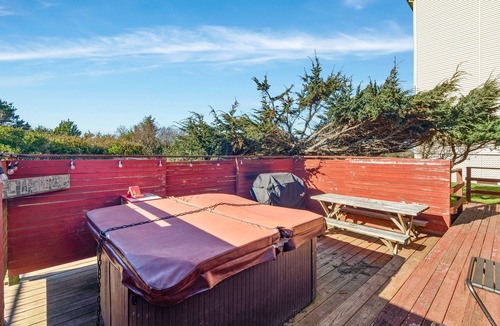 Ocean Shores House | Beachfront Cabin, Downtown, Hot Tub, Fully Fenced!