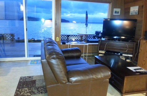 Langley Cabin | Beachfront cabin, no bank waterfront Langley-eagles & whales. 10 steps to beach