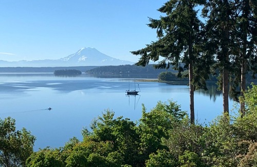 Longbranch House | Beachfront retreat with Mt. Rainier views