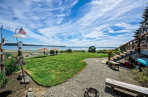 Lakebay House | Beachfront vacation home on the most amazing mountain view beach