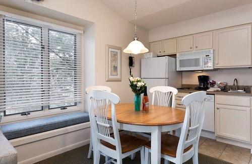 Acme Condo | 🏖️ Beachside Couples Retreat @ The Shores | Deck + Beach Access + Champagne Welcome ➠ 5719