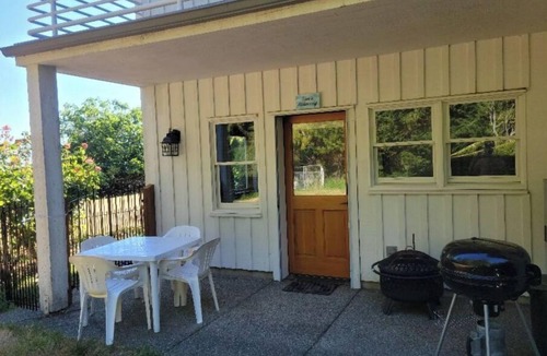 Vaughn Apartment | Beachside One Bedroom Apt on South Puget Sound