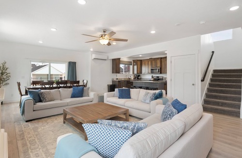 Sweetwater House | BeachVibe5 - Ideal Beach, 4BR, No cleaning fee & EV Plug
