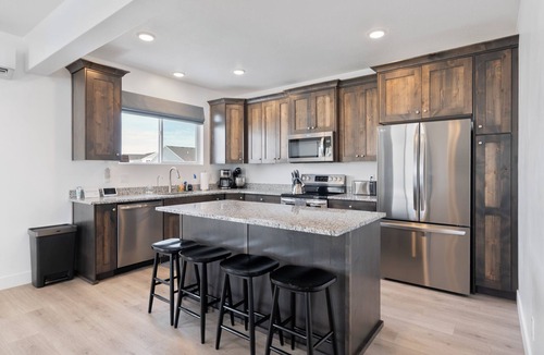 Sweetwater House | BeachVibe5 - Ideal Beach, 4BR, No cleaning fee & EV Plug