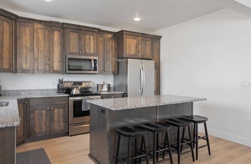 Sweetwater House | BeachVibe5 - Ideal Beach, 4BR, No cleaning fee & EV Plug