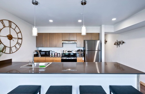 North Beacon Hill Apartment | Beacon Hill 1BR - Balcony + Rooftop Views - Link Rail - Monthly Stays
