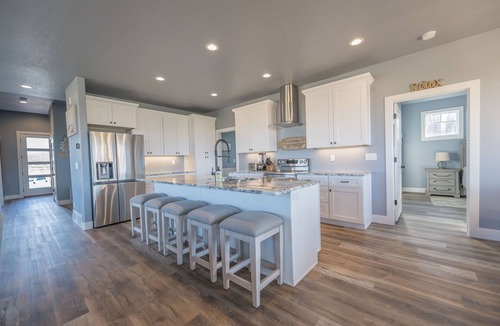 Sweetwater House | Bear Essentials | New 5BR on Golf Course | Hot Tub, Game Room