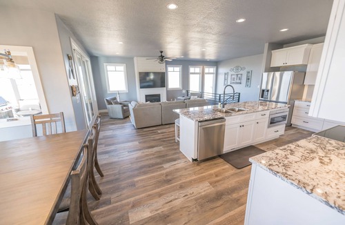 Sweetwater House | Bear Essentials | New 5BR on Golf Course | Hot Tub, Game Room