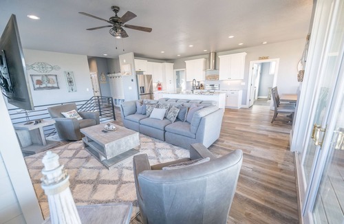 Sweetwater House | Bear Essentials | New 5BR on Golf Course | Hot Tub, Game Room