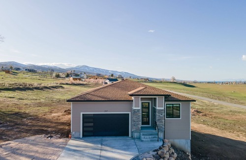 Sweetwater House | Bear Essentials | New 5BR on Golf Course | Hot Tub, Game Room