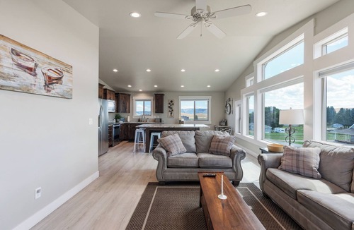 Sweetwater Cabin | Bear Lake Cabin Sleeps 12! Game Room! Plenty of parking for cars and Toys!