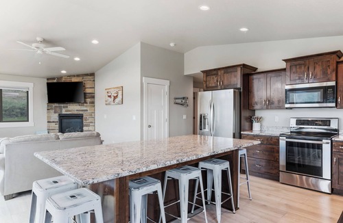 Sweetwater Cabin | Bear Lake Cabin Sleeps 12! Game Room! Plenty of parking for cars and Toys!