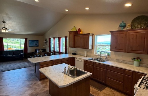 Sweetwater Cabin | Bear Lake Family & Group Retreat. Lake Views, Beach Access, AC, large kitchen