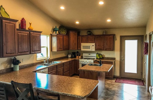 Sweetwater Cabin | Bear Lake Family & Group Retreat. Lake Views, Beach Access, AC, large kitchen