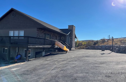 Sweetwater Cabin | Bear Lake Family & Group Retreat. Lake Views, Beach Access, AC, large kitchen