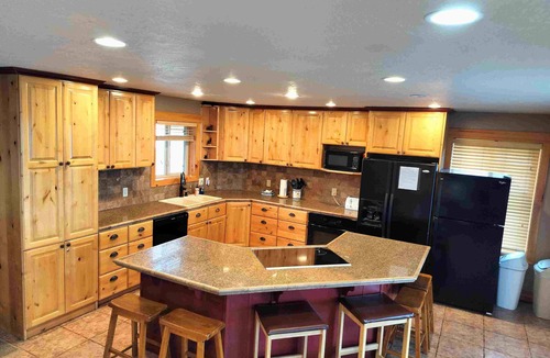 Harbor Village Cabin | Bear Lake Lookout. Great view, Game Room, Foam Pit, Rock wall.