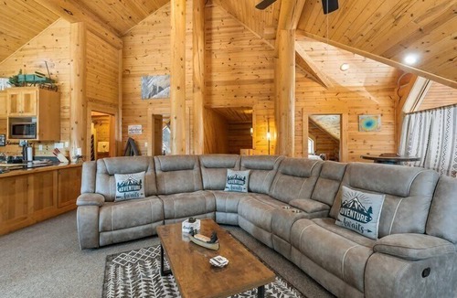 Island Park House | Bear Tracks - 20 Miles to Yellowstone - Air Condition - Wifi