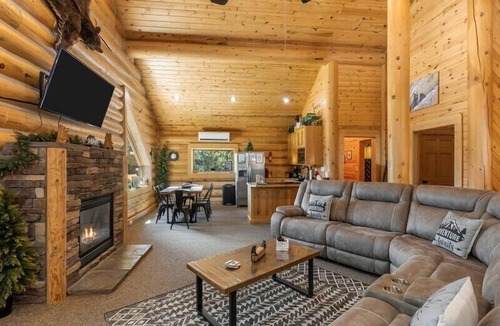 Island Park House | Bear Tracks - 20 Miles to Yellowstone - Air Condition - Wifi