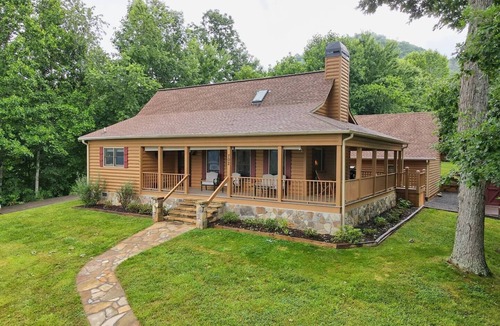 Hayesville Cabin | Bear’s Eye View by Chatuge Home Concierge | Lake & Mountain Views