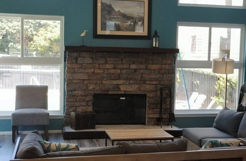 View Ridge Condo | Beautiful 2 bed/2 bath near Magnuson Park. Comfortable King & Queen beds.