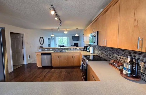 Ocean Shores Condo | Beautiful 2-bedroom 2 full bathroom condo with large kitchen in Ocean Shores.