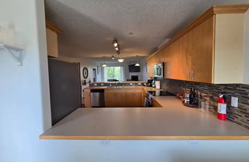 Ocean Shores Condo | Beautiful 2-bedroom 2 full bathroom condo with large kitchen in Ocean Shores.
