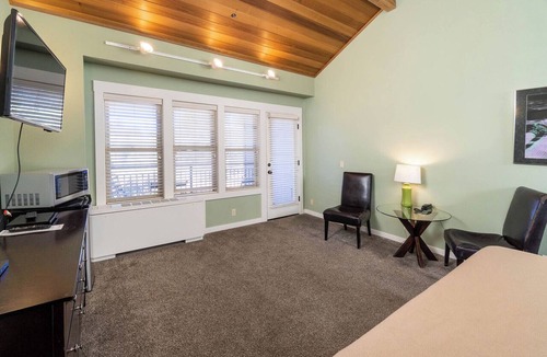 Bend Condo | Beautiful 2 bedroom 2.5 bath Loft Condo with a view.