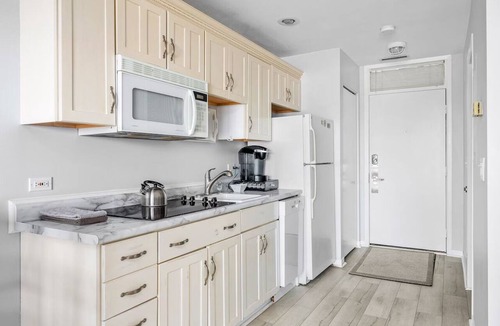 Acme Condo | 🏖️ Beautiful 2BDR Lake View Getaway @ The Shores ➠ 5579