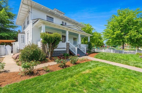Newberg House | Beautiful 4 bedroom! Hot Tub, Fabulous Downtown Newberg Location!