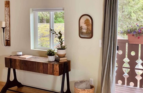 Port Angeles Ski Chalet | Beautiful 4 Person Suite - Olympic National Park