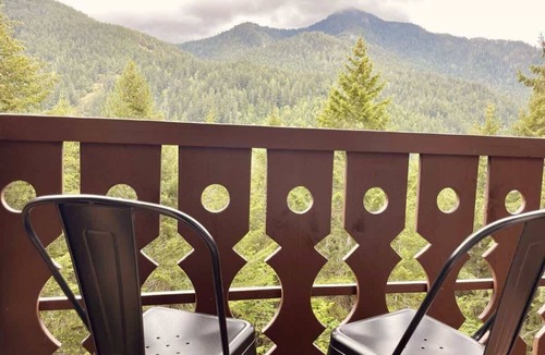Port Angeles Ski Chalet | Beautiful 4 Person Suite - Olympic National Park