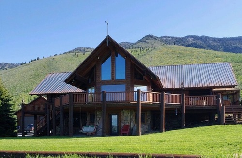 Island Park House | BEAUTIFUL 5 STAR LOG HOME ON 15 ACRES! LAKE VIEWS, STOCKED POND, CLOSE TO YNP!